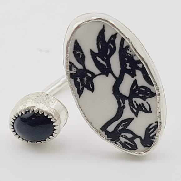 BROKEN CHINA CERAMIC PLATE & ONYX STONE ADJUSTABLE HANDMADE RING - Picture 4 of 4